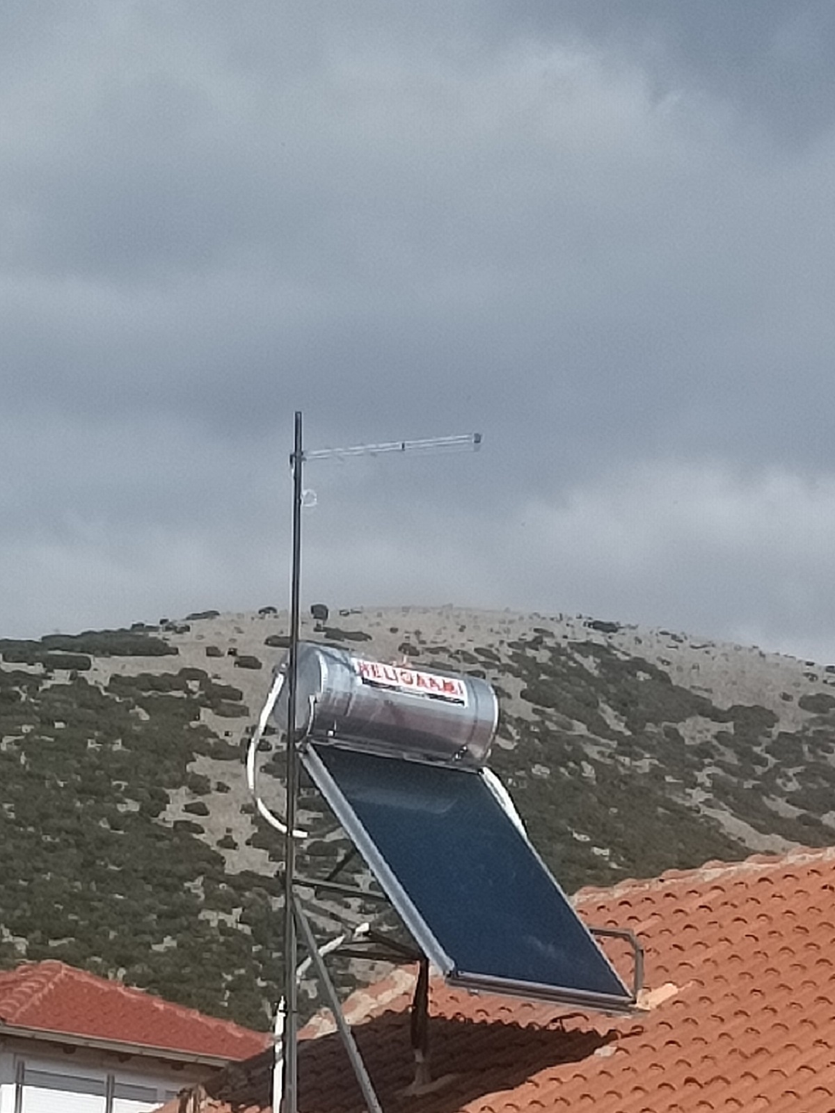 Ηλιακός θερμοσίφωνας στέγης αντίθετης κλίσης HELIOAKMI - Πετρούσα-Δράμα